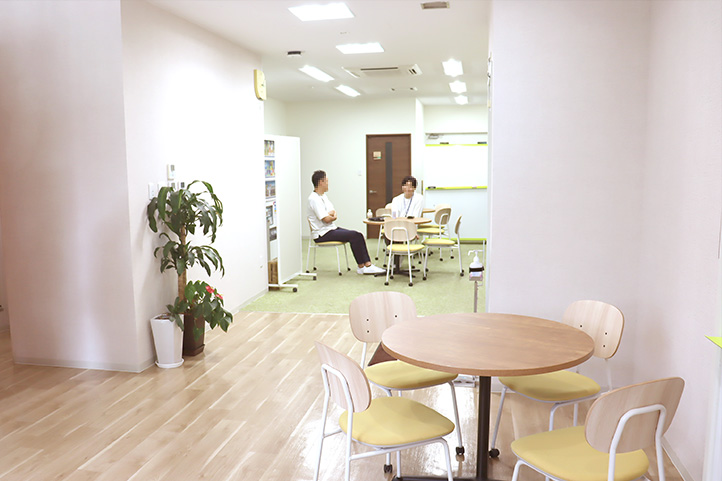 10.社員様inオープンスペース（モザイクあり）